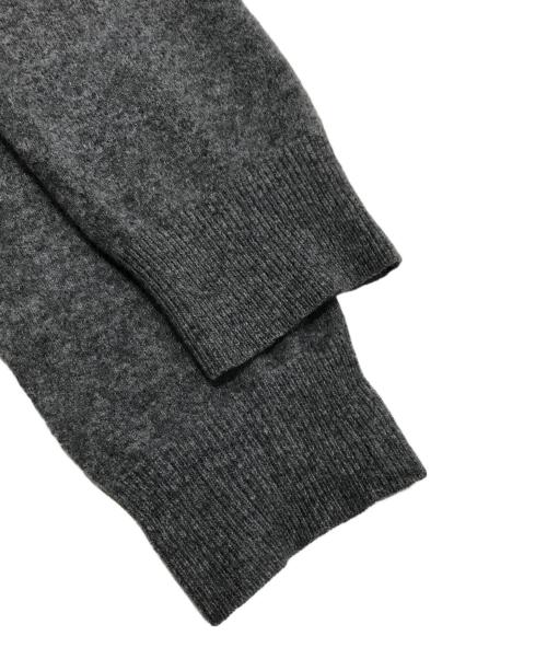 PLAY COMME des GARCONS（プレイコムデギャルソン）PLAY COMME des GARCONS (プレイコムデギャルソン) ハートワッペンVネックカーディガン/ウールカーディガン グレー サイズ:Mの古着・服飾アイテム