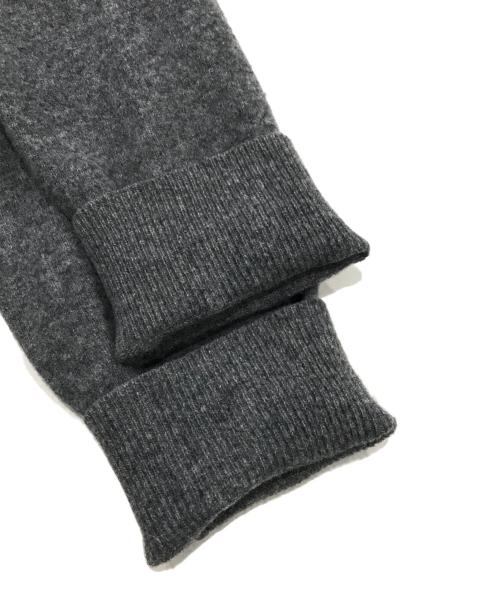 PLAY COMME des GARCONS（プレイコムデギャルソン）PLAY COMME des GARCONS (プレイコムデギャルソン) ハートワッペンVネックカーディガン/ウールカーディガン グレー サイズ:Mの古着・服飾アイテム