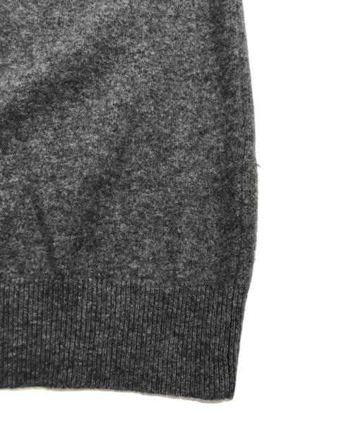 PLAY COMME des GARCONS（プレイコムデギャルソン）PLAY COMME des GARCONS (プレイコムデギャルソン) ハートワッペンVネックカーディガン/ウールカーディガン グレー サイズ:Mの古着・服飾アイテム