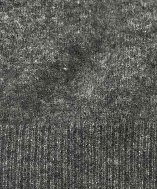 PLAY COMME des GARCONS（プレイコムデギャルソン）PLAY COMME des GARCONS (プレイコムデギャルソン) ハートワッペンVネックカーディガン/ウールカーディガン グレー サイズ:Mの古着・服飾アイテム