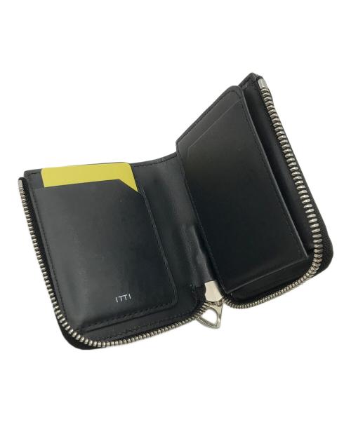 ITTI（イッチ）ITTI (イッチ) 型押しL字ファスナーウォレット/2つ折り財布 ブラックの古着・服飾アイテム