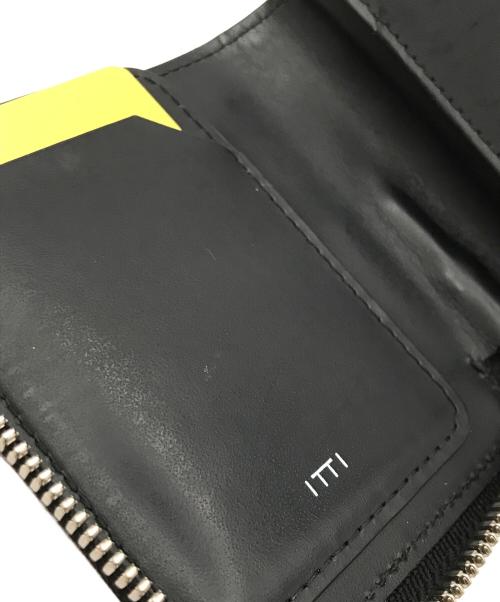 ITTI（イッチ）ITTI (イッチ) 型押しL字ファスナーウォレット/2つ折り財布 ブラックの古着・服飾アイテム