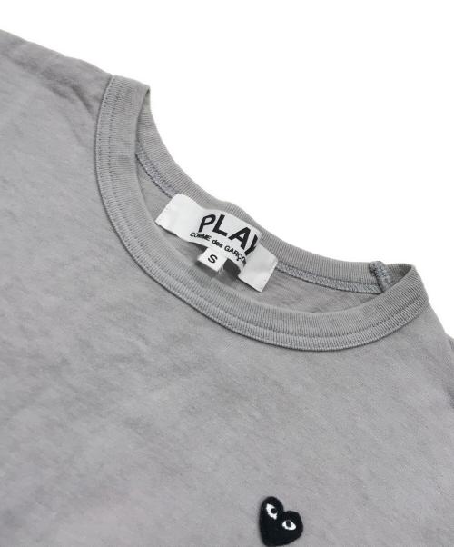 PLAY COMME des GARCONS（プレイコムデギャルソン）PLAY COMME des GARCONS (プレイコムデギャルソン) ハートロゴTシャツ/半袖カットソー グレー サイズ:Sの古着・服飾アイテム