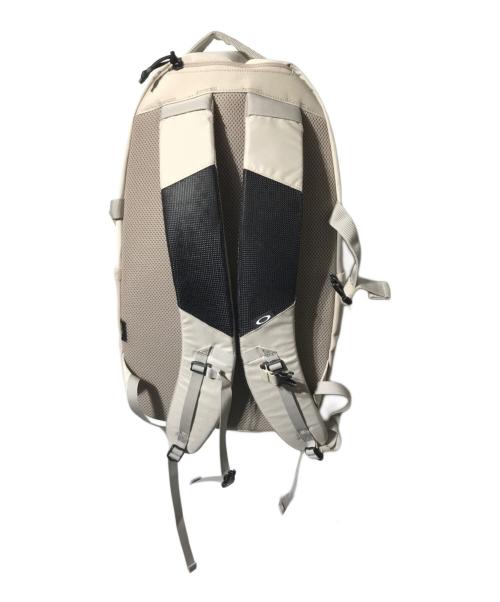 OAKLEY（オークリー）OAKLEY (オークリー) エッセンシャル バックパックM 7.0 FW ベージュの古着・服飾アイテム
