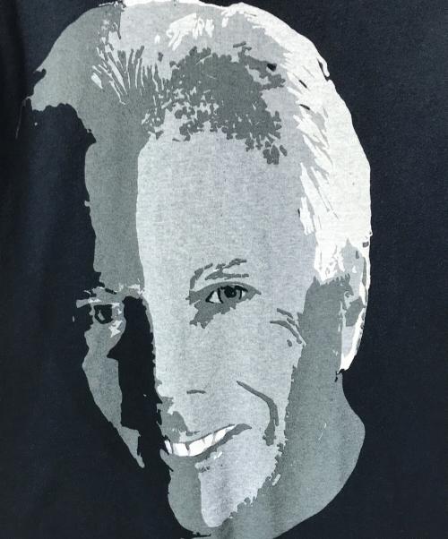 EMPORIO ARMANI（エンポリオ アルマーニ）EMPORIO ARMANI (エンポリオ アルマーニ) 本人プリントTシャツ/半袖カットソー ブラック サイズ:XLの古着・服飾アイテム