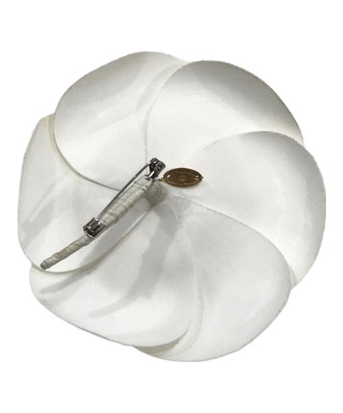 CHANEL（シャネル）CHANEL (シャネル) カメリアブローチ ホワイトの古着・服飾アイテム