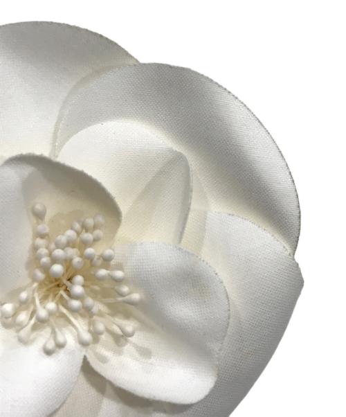 CHANEL（シャネル）CHANEL (シャネル) カメリアブローチ ホワイトの古着・服飾アイテム