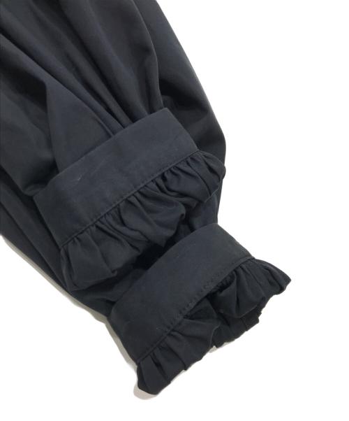 EVA MANN（エヴァ マン）EVA MANN (エヴァ マン) ラッフルショルダーブラウス/バックボタンブラウス ブラック サイズ:36の古着・服飾アイテム