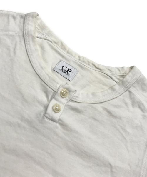 C.P COMPANY（シーピーカンパニー）C.P COMPANY (シーピーカンパニー) ヘンリーネックカットソー ホワイト サイズ:Sの古着・服飾アイテム