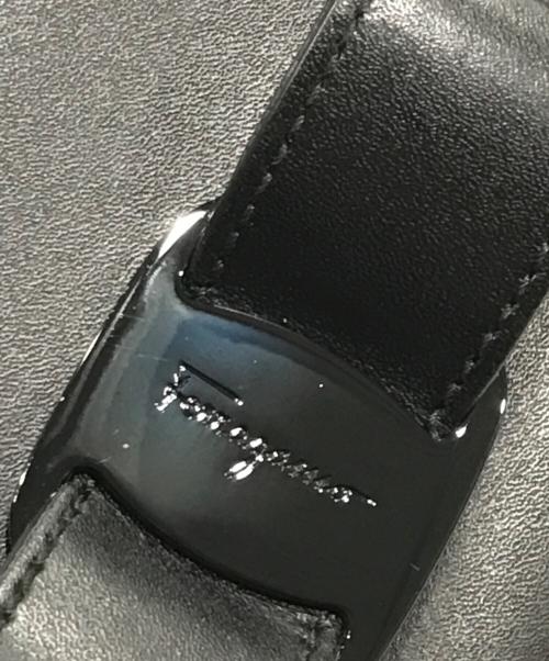 Salvatore Ferragamo（サルヴァトーレ フェラガモ）Salvatore Ferragamo (サルヴァトーレ フェラガモ) ヴァラリボンフラップロングウォレット ブラックの古着・服飾アイテム