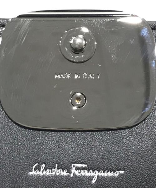Salvatore Ferragamo（サルヴァトーレ フェラガモ）Salvatore Ferragamo (サルヴァトーレ フェラガモ) ヴァラリボンフラップロングウォレット ブラックの古着・服飾アイテム