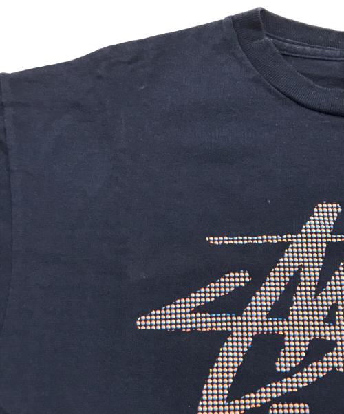 stussy（ステューシー）stussy (ステューシー) スカルプリントカットソ/クルーネック長袖カットソー ネイビー サイズ:Mの古着・服飾アイテム