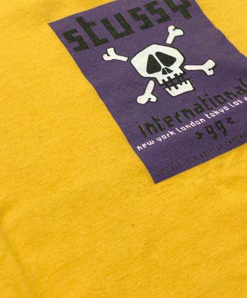 stussy（ステューシー）stussy (ステューシー) スカルプリントTシャツ/クルーネックTシャツ イエロー サイズ:Mの古着・服飾アイテム