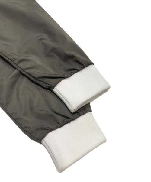 maison kitsune（メゾンキツネ）MAISON KITSUNE (メゾンキツネ) フォックスワッペンナイロンフーデッドジャケット/ジップフードジャケット ベージュ サイズ:Sの古着・服飾アイテム