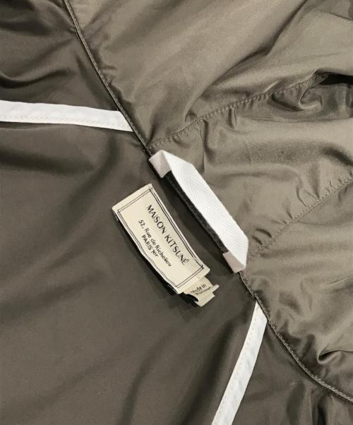 maison kitsune（メゾンキツネ）MAISON KITSUNE (メゾンキツネ) フォックスワッペンナイロンフーデッドジャケット/ジップフードジャケット ベージュ サイズ:Sの古着・服飾アイテム