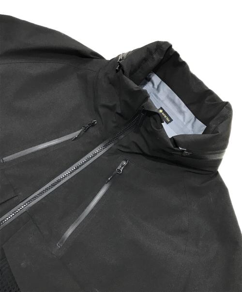 WHITE MOUNTAINEERING（ホワイトマウンテ二アニング）WHITE MOUNTAINEERING (ホワイトマウンテ二アニング) GORE-TEX LUGGAGE JACKET/ラゲッジジャケット/防水ジャケット ブラック サイズ:3の古着・服飾アイテム
