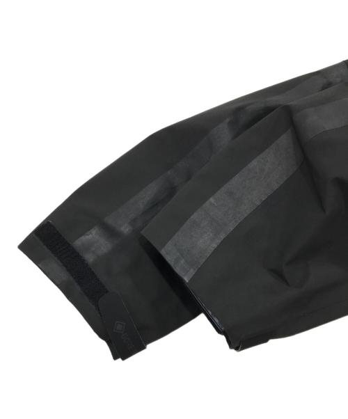 WHITE MOUNTAINEERING（ホワイトマウンテ二アニング）WHITE MOUNTAINEERING (ホワイトマウンテ二アニング) GORE-TEX LUGGAGE JACKET/ラゲッジジャケット/防水ジャケット ブラック サイズ:3の古着・服飾アイテム