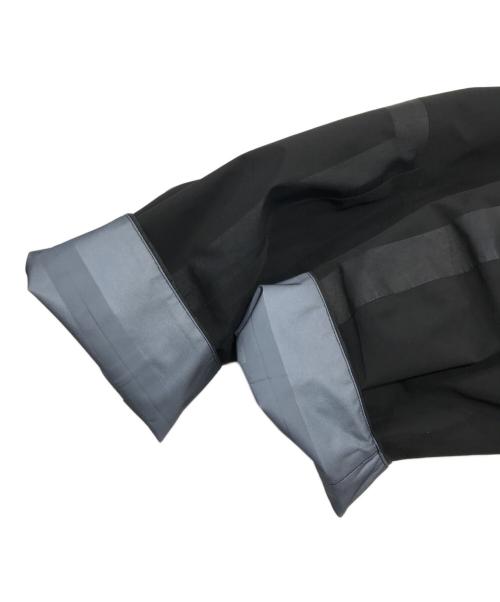 WHITE MOUNTAINEERING（ホワイトマウンテ二アニング）WHITE MOUNTAINEERING (ホワイトマウンテ二アニング) GORE-TEX LUGGAGE JACKET/ラゲッジジャケット/防水ジャケット ブラック サイズ:3の古着・服飾アイテム