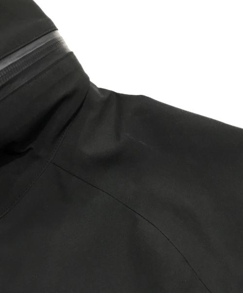 WHITE MOUNTAINEERING（ホワイトマウンテ二アニング）WHITE MOUNTAINEERING (ホワイトマウンテ二アニング) GORE-TEX LUGGAGE JACKET/ラゲッジジャケット/防水ジャケット ブラック サイズ:3の古着・服飾アイテム