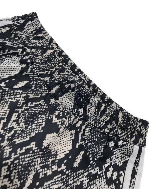 adidas（アディダス）adidas (アディダス) パイソン柄ワイドトラックパンツ ベージュ×ブラック サイズ:XLの古着・服飾アイテム