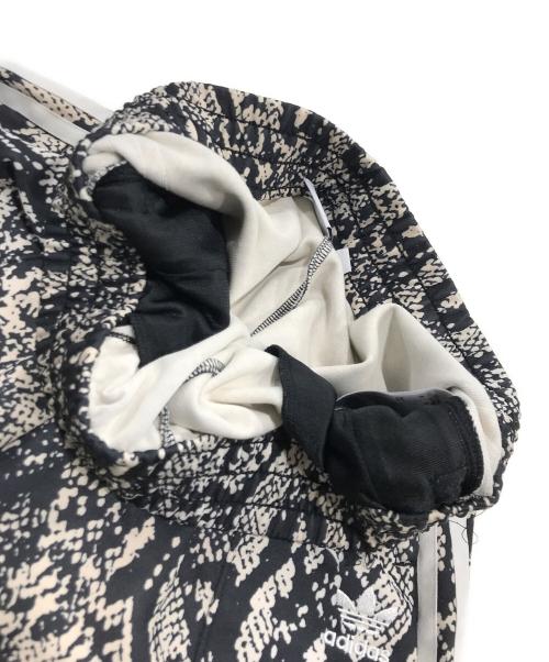 adidas（アディダス）adidas (アディダス) パイソン柄ワイドトラックパンツ ベージュ×ブラック サイズ:XLの古着・服飾アイテム