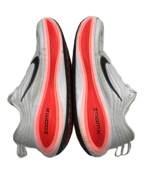 NIKE（ナイキ）NIKE (ナイキ) ローカットスニーカー ボメロ プラス ホワイト×オレンジ サイズ:26.5cmの古着・服飾アイテム