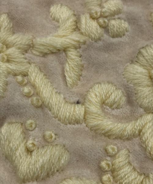 Khadi and Co（カディアンドコー）Khadi and Co (カディアンドコー) 刺繍ベルベット巾着 アイボリーの古着・服飾アイテム