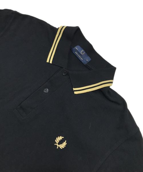 FRED PERRY（フレッドペリー）FRED PERRY (フレッドペリー) ポロシャツ ブラック×ゴールド サイズ:42の古着・服飾アイテム