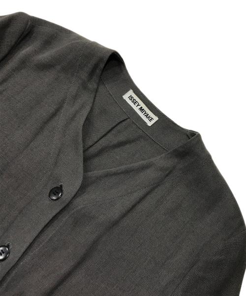 ISSEY MIYAKE（イッセイミヤケ）ISSEY MIYAKE (イッセイミヤケ) ノーカラーリネンジャケット ブラウン サイズ:Mの古着・服飾アイテム