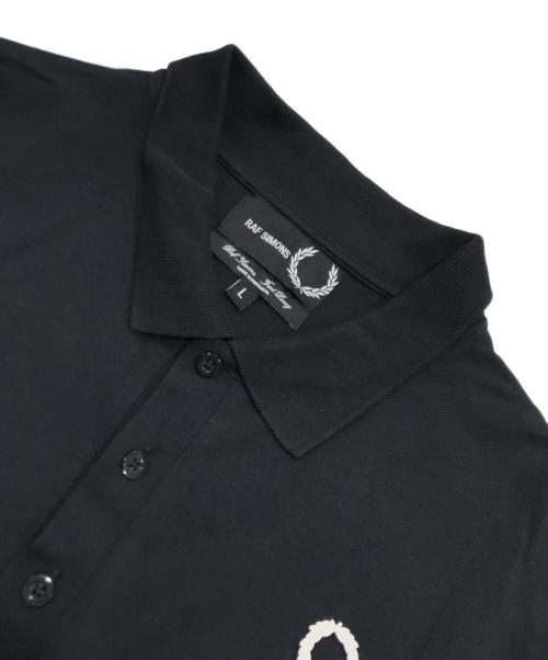 FRED PERRY（フレッドペリー）FRED PERRY (フレッドペリー) RAF SIMONS (ラフシモンズ) バッグフォトプリントポロシャツ ブラック サイズ:Lの古着・服飾アイテム