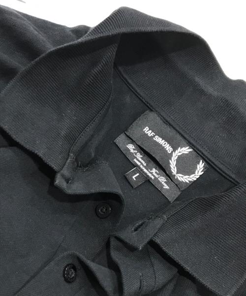 FRED PERRY（フレッドペリー）FRED PERRY (フレッドペリー) RAF SIMONS (ラフシモンズ) バッグフォトプリントポロシャツ ブラック サイズ:Lの古着・服飾アイテム