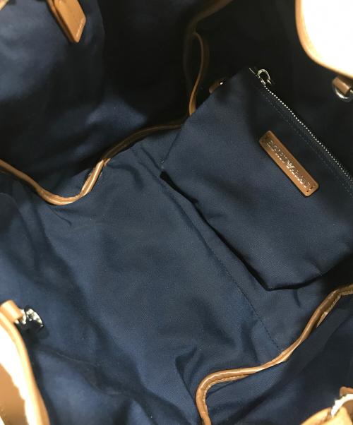 EMPORIO ARMANI（エンポリオ アルマーニ）EMPORIO ARMANI (エンポリオ アルマーニ) ロゴキルティングバッグ/2WAYバッグ ベージュの古着・服飾アイテム