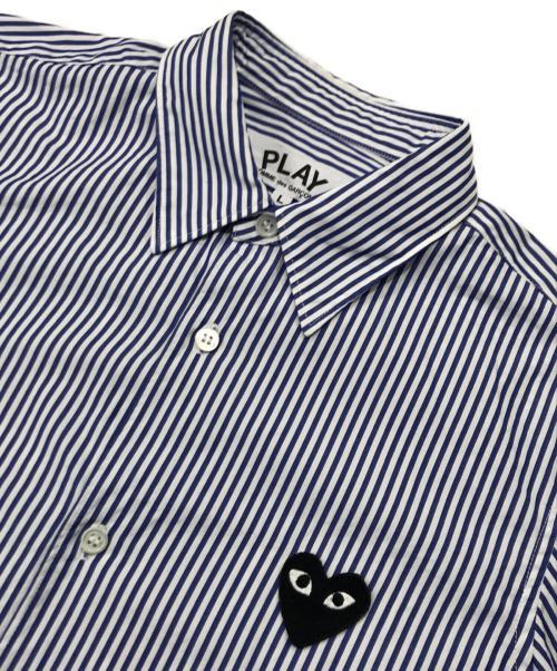 PLAY COMME des GARCONS（プレイコムデギャルソン）PLAY COMME des GARCONS (プレイコムデギャルソン) ハートワッペンストライプシャツ/長袖シャツ ブルー×ホワイト サイズ:Lの古着・服飾アイテム