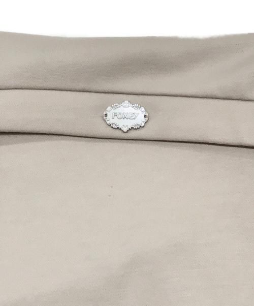 FOXEY NEWYORK（フォクシーニューヨーク）FOXEY NEWYORK (フォクシーニューヨーク) ノースリーブワンピース ベージュ サイズ:40の古着・服飾アイテム