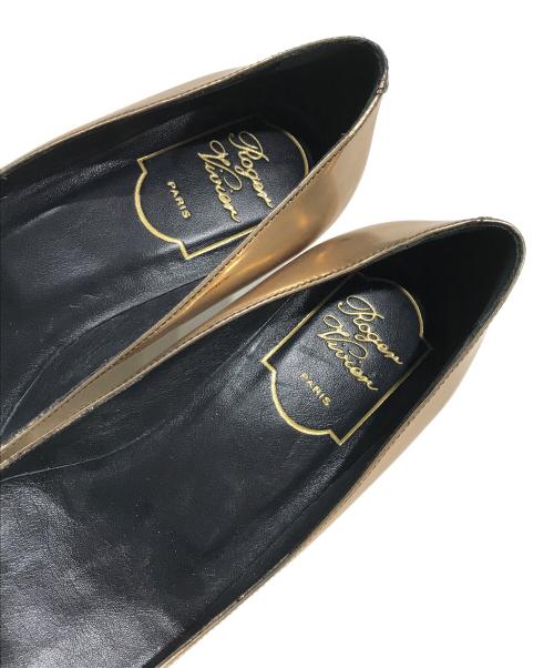 Roger Vivier（ロジェ ヴィヴィエ）Roger Vivier (ロジェ ヴィヴィエ) エナメルパンプス ゴールド サイズ:34　1/2の古着・服飾アイテム