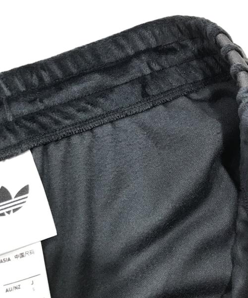 adidas（アディダス）adidas (アディダス) ベロアトラックパンツ/ラインパンツ グレー サイズ:Ｓの古着・服飾アイテム