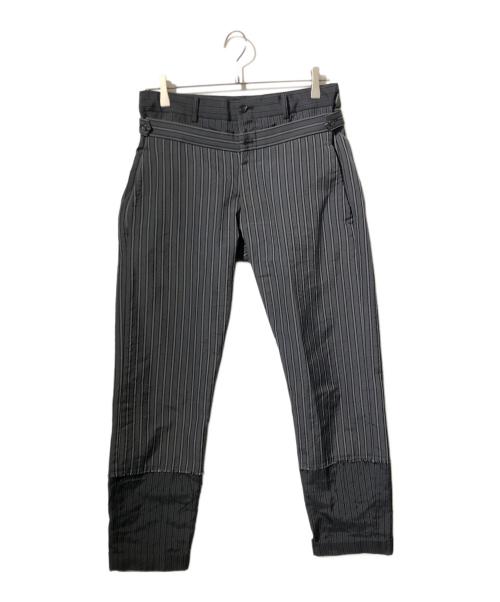 COMME des GARCONS HOMME PLUS（コムデギャルソンオムプリュス）COMME des GARCONS HOMME PLUS (コムデギャルソンオムプリュス) ストライプ柄ポリ縮絨加工レイヤードパンツ/ダブルウエストパンツ グレー サイズ:Sの古着・服飾アイテム