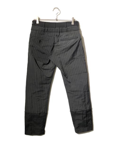COMME des GARCONS HOMME PLUS（コムデギャルソンオムプリュス）COMME des GARCONS HOMME PLUS (コムデギャルソンオムプリュス) ストライプ柄ポリ縮絨加工レイヤードパンツ/ダブルウエストパンツ グレー サイズ:Sの古着・服飾アイテム