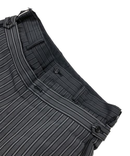 COMME des GARCONS HOMME PLUS（コムデギャルソンオムプリュス）COMME des GARCONS HOMME PLUS (コムデギャルソンオムプリュス) ストライプ柄ポリ縮絨加工レイヤードパンツ/ダブルウエストパンツ グレー サイズ:Sの古着・服飾アイテム