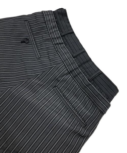 COMME des GARCONS HOMME PLUS（コムデギャルソンオムプリュス）COMME des GARCONS HOMME PLUS (コムデギャルソンオムプリュス) ストライプ柄ポリ縮絨加工レイヤードパンツ/ダブルウエストパンツ グレー サイズ:Sの古着・服飾アイテム