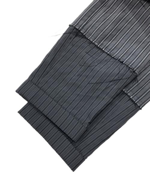 COMME des GARCONS HOMME PLUS（コムデギャルソンオムプリュス）COMME des GARCONS HOMME PLUS (コムデギャルソンオムプリュス) ストライプ柄ポリ縮絨加工レイヤードパンツ/ダブルウエストパンツ グレー サイズ:Sの古着・服飾アイテム