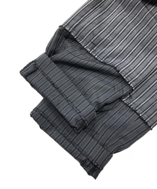COMME des GARCONS HOMME PLUS（コムデギャルソンオムプリュス）COMME des GARCONS HOMME PLUS (コムデギャルソンオムプリュス) ストライプ柄ポリ縮絨加工レイヤードパンツ/ダブルウエストパンツ グレー サイズ:Sの古着・服飾アイテム