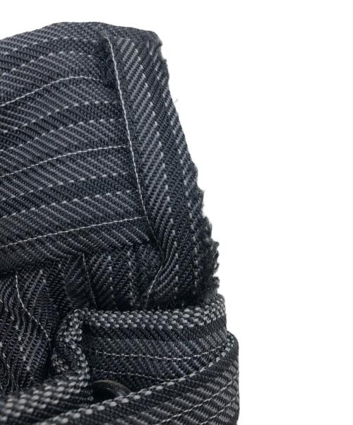 COMME des GARCONS HOMME PLUS（コムデギャルソンオムプリュス）COMME des GARCONS HOMME PLUS (コムデギャルソンオムプリュス) ストライプ柄ポリ縮絨加工レイヤードパンツ/ダブルウエストパンツ グレー サイズ:Sの古着・服飾アイテム