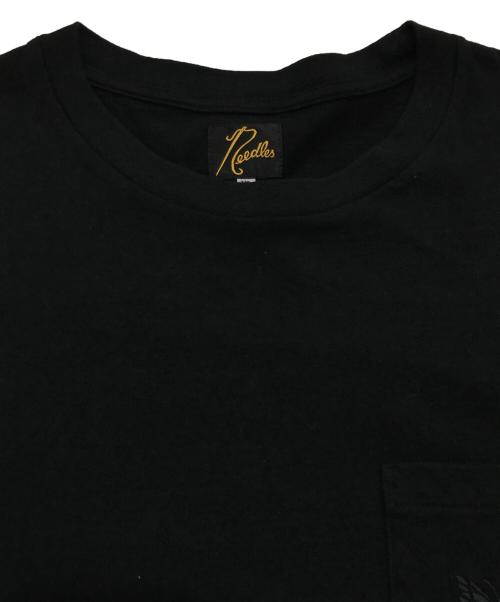 Needles（ニードルズ）Needles (ニードルズ) STUDIOUS (ステュディオス) 別注 Papillon Emb. Pocket S/S Tee ブラック サイズ:XLの古着・服飾アイテム