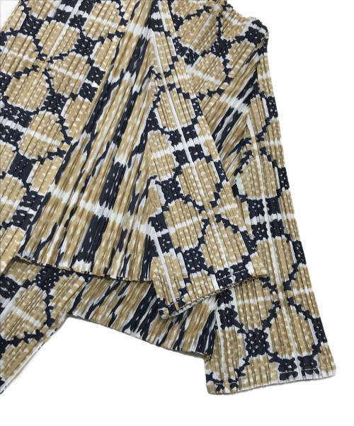 PLEATS PLEASE（プリーツプリーズ）PLEATS PLEASE (プリーツプリーズ) クローバー転写プリーツカットソー/半袖カットソー ベージュ×ブラック サイズ:3の古着・服飾アイテム