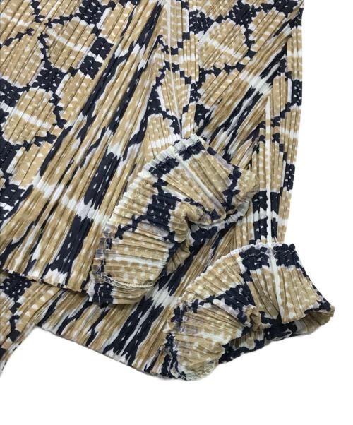 PLEATS PLEASE（プリーツプリーズ）PLEATS PLEASE (プリーツプリーズ) クローバー転写プリーツカットソー/半袖カットソー ベージュ×ブラック サイズ:3の古着・服飾アイテム