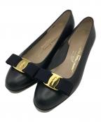 Salvatore Ferragamoサルヴァトーレ フェラガモ）の古着「ヴァラリボン型押しパンプス」｜ネイビー
