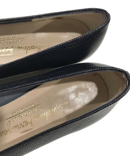 Salvatore Ferragamo（サルヴァトーレ フェラガモ）Salvatore Ferragamo (サルヴァトーレ フェラガモ) ヴァラリボン型押しパンプス ネイビー サイズ:4 1/2の古着・服飾アイテム