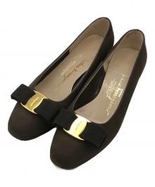 Salvatore Ferragamo（サルヴァトーレ フェラガモ）の古着「ヴァラリボンスウェードパンプス」｜ブラウン