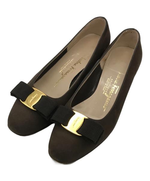 Salvatore Ferragamo（サルヴァトーレ フェラガモ）Salvatore Ferragamo (サルヴァトーレ フェラガモ) ヴァラリボンスウェードパンプス ブラウン サイズ:4 1/2の古着・服飾アイテム
